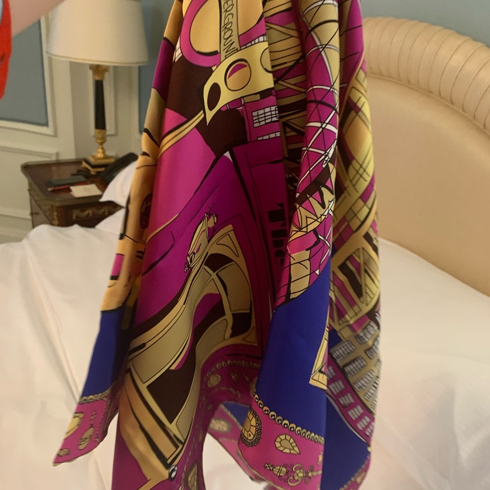 Absolutely beautiful, authentic brand new 100%silk Emilio Pucci large scarf - Picture 3 of 8